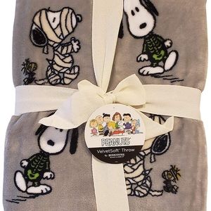 berkshire Bedding - Peanuts Velvetsoft Throw blanket berkshire Bedding - Peanuts Velvetsoft Throw blanket